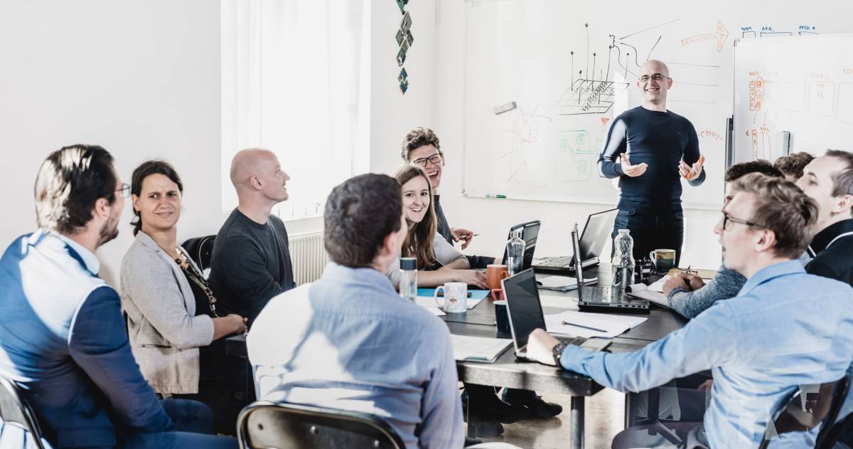 Teamleider die nieuwe benaderingen en ideeën bespreekt en brainstormt met collega's.