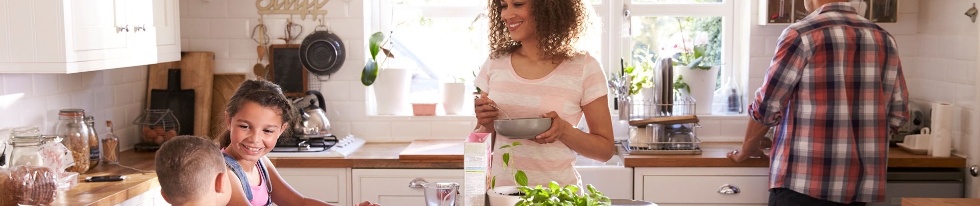 Familie die thuis samen ontbijt eet in de keuken