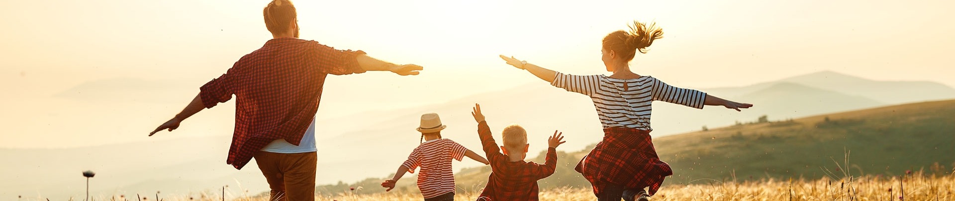 Gelukkige familie: moeder, vader, kinderen, zoon en dochter op zonsondergang.