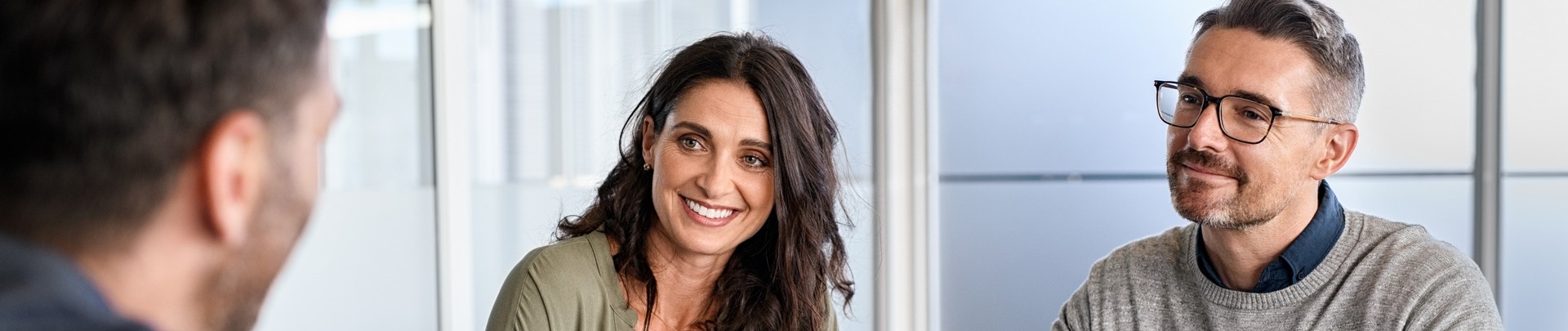 Volwassen stel in gesprek met een financieel adviseur