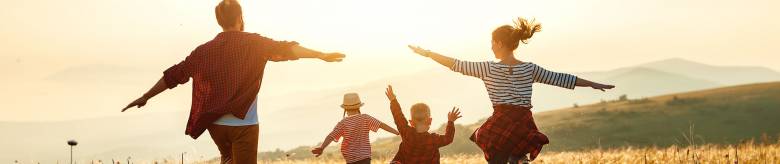 Gelukkige familie: moeder, vader, kinderen, zoon en dochter op zonsondergang.